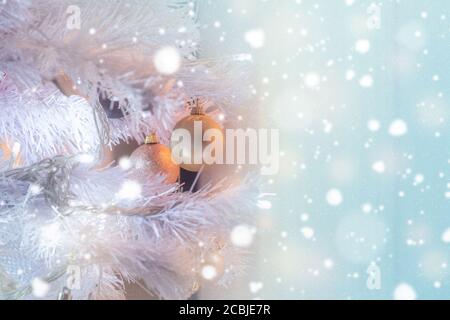 Weißer Weihnachtsbaum mit goldenen Bällen und glitzerndem Schnee Hintergrund Stockfoto