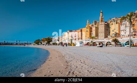 Menton Frankreich, Cote d Azur Juni 2020, warmer heißer Sommertag am Strand und Blick auf den alten Teil von Menton, Provence-Alpes-Cote d'Azur, Frankreich Stockfoto