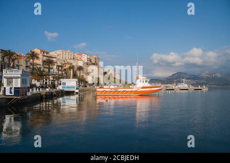Calvi, Korsika, Frankreich 4. März 2012: Blick auf den Hafen von Calvi mit Booten, Gebäuden und Bergen. Calvi ist ein beliebtes Touristenziel in Europa. Stockfoto