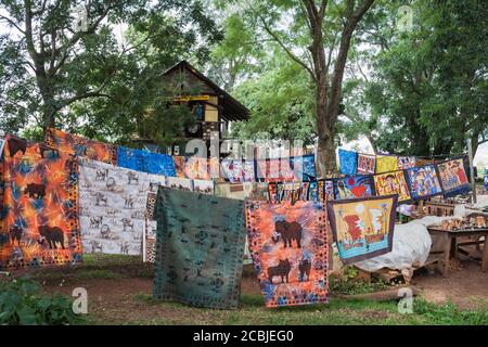 Malkerns, Eswatini (Swasiland) 5. April 2015: Malkerns Handwerksmarkt mit bunten Textilien zum Verkauf. Dies ist ein beliebter Touristenstopp in Eswatini (Swazil Stockfoto