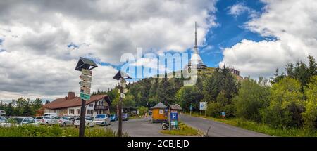 Jested - Turm auf dem Berggipfel im Norden Der Tschechischen Republik Stockfoto