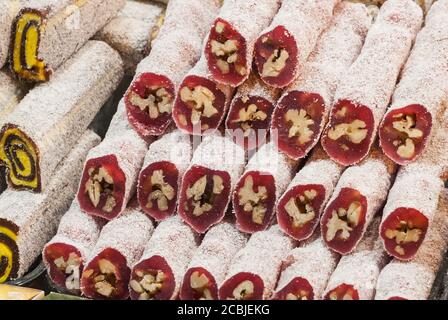 Bunte türkische Delight (Lokum) Brötchen Sortiment zum Verkauf auf einem Markt in Istanbul. Diese sind eine Spezialität Lebensmittel in der Türkei. Stockfoto