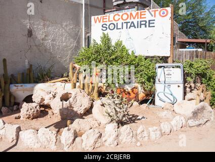 Solitaire, Namibia Nov 30 2016: Willkommensschild an der Solitaire Service Station. Dies ist ein ikonischer Touristenstopp mitten in der Wüste Namibias. Stockfoto