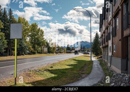 Die Straße von Canmore Stadt mit Gebäude und Auto auf der Autobahn in Alberta, Kanada Stockfoto