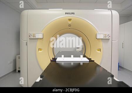 Ein neu installierter Philips CT-Scanner, der während der Inbetriebnahme im Eastbourne Hospital, East Sussex, Großbritannien, aufgenommen wurde Stockfoto