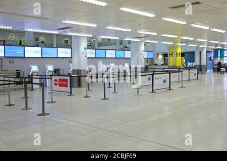 Leere Check-in-Schalter am Londoner Flughafen Gatwick North Terminal, Großbritannien Stockfoto