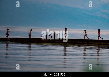 (200814) -- SKOPJE, 14. August 2020 (Xinhua) -- die Menschen genießen ihre Zeit am 13. August 2020 an einem Dock am Ufer des Ohrid-Sees in Struga, Nord-Mazedonien. Die Zahl der Touristen in Nord-Mazedonien im Juni dieses Jahres sank um 95.6 Prozent im Vergleich zum Vorjahr, während die Nächte von ihnen um 94.6 Prozent, das State Statistical Office (SSO) berichtete am Mittwoch. Nach SSO-Daten wurden im Juni insgesamt 5,210 Touristen registriert und die Anzahl der Übernachtungen im Land von Touristen betrug 14,179. (Foto von Tomislav Georgiev/Xinhua) Stockfoto