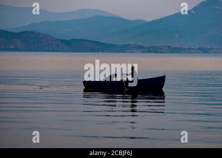 (200814) -- SKOPJE, 14. August 2020 (Xinhua) -- die Menschen genießen ihre Zeit auf einem Boot auf dem Ohrid-See in Struga, Nord-Mazedonien, am 13. August 2020. Die Zahl der Touristen in Nord-Mazedonien im Juni dieses Jahres sank um 95.6 Prozent im Vergleich zum Vorjahr, während die Nächte von ihnen um 94.6 Prozent, das State Statistical Office (SSO) berichtete am Mittwoch. Nach SSO-Daten wurden im Juni insgesamt 5,210 Touristen registriert und die Anzahl der Übernachtungen im Land von Touristen betrug 14,179. (Foto von Tomislav Georgiev/Xinhua) Stockfoto