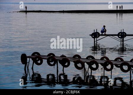 (200814) -- SKOPJE, 14. August 2020 (Xinhua) -- die Menschen genießen ihre Zeit am 13. August 2020 an einem Dock am Ufer des Ohrid-Sees in Struga, Nord-Mazedonien. Die Zahl der Touristen in Nord-Mazedonien im Juni dieses Jahres sank um 95.6 Prozent im Vergleich zum Vorjahr, während die Nächte von ihnen um 94.6 Prozent, das State Statistical Office (SSO) berichtete am Mittwoch. Nach SSO-Daten wurden im Juni insgesamt 5,210 Touristen registriert und die Anzahl der Übernachtungen im Land von Touristen betrug 14,179. (Foto von Tomislav Georgiev/Xinhua) Stockfoto