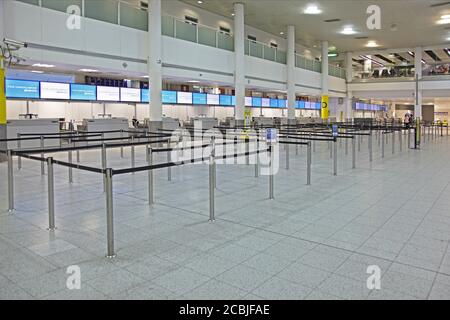 Leere Check-in-Schalter am Londoner Flughafen Gatwick North Terminal, Großbritannien Stockfoto