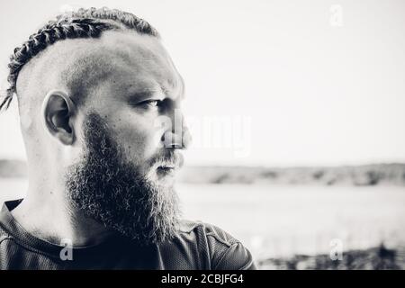 Schöner langbärtiger Mann. Mann mit einem Bartprofil. Freiheit, Raum, Luft, Biker, Lifestyle Stockfoto