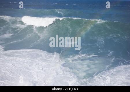 Schaumig stong Wellen krachen in den Ozean Stockfoto