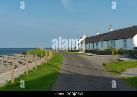 Ferienhäuser mit Blick auf das Meer auf Cailiness Road, Drummore, Dumfries & Galloway Stockfoto