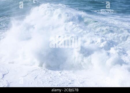 Schaumig stong Wellen krachen in den Ozean Stockfoto
