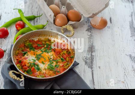 Traditionelle türkische Küche menemen mit Eiern, Pfeffer und Tomaten. Stockfoto