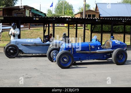 Ein 1935 MG Riley (hellblau) und ein 1937 ERA C-Typ parkten zusammen. Stockfoto