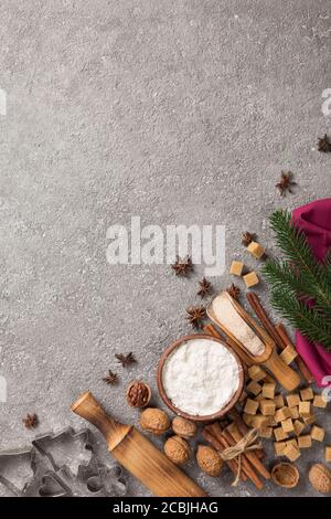 Weihnachten Backen Hintergrund mit Zutaten zum Kochen Weihnachten Backen, grauer Hintergrund, Draufsicht. Stockfoto