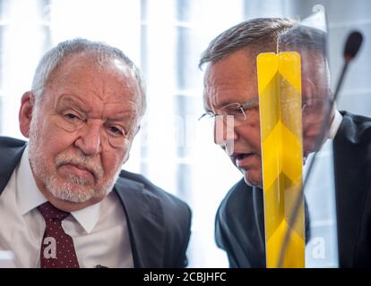 Schwerin, Deutschland. August 2020. Der ehemalige Wirtschaftsminister Otto Ebnet (SPD, l) sitzt neben seinem Anwalt Frank Schlothauer (r) im Dock des Landgerichts Schwerin und wartet im Prozess über angeblichen Subventionsbetrug beim Bau der Yachthafenresidenz hohe Düne auf das Urteil. Insgesamt drei Männer werden beschuldigt, Beihilfe zu Subventionsbetrug oder Unterschlagung zu erhalten. Die erwartete Entscheidung hat einen Signaleffekt für den Prozess gegen den Bauunternehmer Lökkevik, der in diesem Fall in einem inzwischen getrennten Verfahren Hauptangeklagter ist. Quelle: Jens Büttner/dpa/Alamy Live News Stockfoto