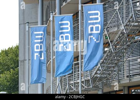 1. August 2020, Kiel, ZBW Leibniz-Informationszentrum Wirtschaft im Dusternbrooker Weg 120 in 24105 Kiel. Die ZBW ist die weltweit größte Fachbibliothek für Wirtschaftsliteratur. Die Stiftung ist ein angeschlossenes Institut der Christian-Albrechts-Universität zu Kiel und Mitglied der Leibniz-Gemeinschaft (WGL). Detail mit Fahnen vor der modernen Fassade des Gebäudes. Weltweite Nutzung Stockfoto