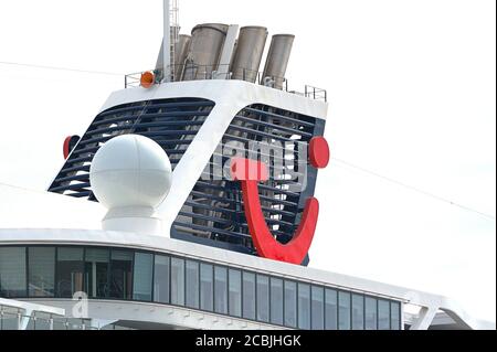 1. August 2020, Kiel, mit Mein Schiff 1 der Reederei TUI Cruises hat das erste Kreuzfahrtschiff nach Ausbruch der Coronapandemie im Hafen von Kiel am Ostseekai vertäut. Detail des Schornsteins mit dem TUI Logo. Weltweite Nutzung Stockfoto