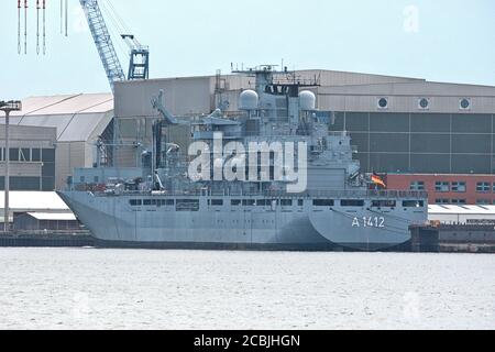 1. August 2020, Kiel, das Versorgungsschiff 'Frankfurt am Main' A 1412 vom Typ EGV 702 (Berliner Klasse) liegt seit dem 18. Februar 2020 an der Nordmole auf den deutschen Marinewerften in Kieler Forde. Auf dem Rumpf des Marinelieferanten Frankfurt am Main soll ein Krankenhaus, ein sogenanntes "Integrated Marine Rescue Center" (iMERZ), errichtet werden. Die Stahlschale dafür ist fertig, passt aber nicht auf das Schiff. Weltweite Nutzung Stockfoto