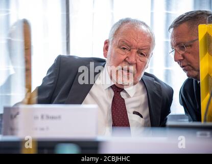 Schwerin, Deutschland. August 2020. Der ehemalige Wirtschaftsminister Otto Ebnet (SPD, l) sitzt neben seinem Anwalt Frank Schlothauer (r) im Dock des Landgerichts Schwerin und wartet im Prozess über angeblichen Subventionsbetrug beim Bau der Yachthafenresidenz hohe Düne auf das Urteil. Insgesamt drei Männer werden beschuldigt, Beihilfe zu Subventionsbetrug oder Unterschlagung zu erhalten. Die erwartete Entscheidung hat einen Signaleffekt für den Prozess gegen den Bauunternehmer Lökkevik, der in diesem Fall in einem inzwischen getrennten Verfahren Hauptangeklagter ist. Quelle: Jens Büttner/dpa/Alamy Live News Stockfoto