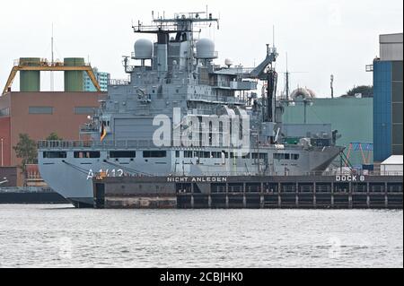 1. August 2020, Kiel, das Versorgungsschiff 'Frankfurt am Main' A 1412 vom Typ EGV 702 (Berliner Klasse) liegt seit dem 18. Februar 2020 an der Nordmole auf den deutschen Marinewerften in Kieler Forde. Auf dem Rumpf des Marinelieferanten Frankfurt am Main soll ein Krankenhaus, ein sogenanntes "Integrated Marine Rescue Center" (iMERZ), errichtet werden. Die Stahlschale dafür ist fertig, passt aber nicht auf das Schiff. Weltweite Nutzung Stockfoto