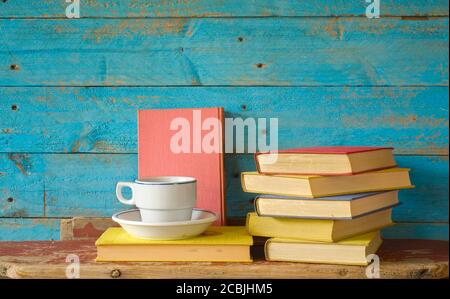 Bücher mit Tasse Kaffee, Lernen, Bildung, Home Office-Konzept Stockfoto