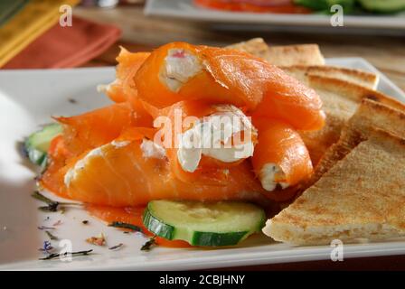 Dünne Scheiben geschnittenen Lachs und Frischkäse mit pita Brot Stockfoto