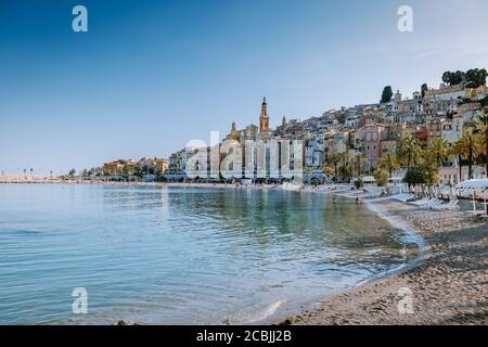 Menton Frankreich, Cote d Azur Juni 2020, warmer heißer Sommertag am Strand und Blick auf den alten Teil von Menton, Provence-Alpes-Cote d'Azur, Frankreich Stockfoto