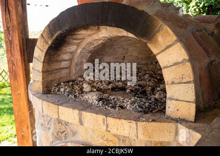 Brennendes Eichenholz in einem Ofen. Herd im Landhaus. Helle Flamme über heißen Kohlen. Stockfoto