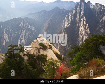 Berg Huashan in der Nähe der Stadt Xian. Der gefährlichste Weg und gekrönte Menschen in China. Der Berg Hua ist einer der fünf Großen Berge Chinas in Huayin Stockfoto