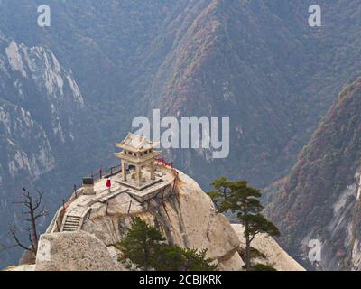 Berg Huashan in der Nähe der Stadt Xian. Der gefährlichste Weg und gekrönte Menschen in China. Der Berg Hua ist einer der fünf Großen Berge Chinas in Huayin Stockfoto