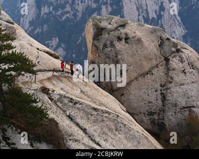 Berg Huashan in der Nähe der Stadt Xian. Der gefährlichste Weg und gekrönte Menschen in China. Der Berg Hua ist einer der fünf Großen Berge Chinas in Huayin Stockfoto