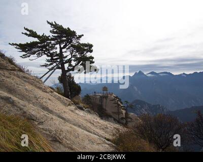 Berg Huashan in der Nähe der Stadt Xian. Der gefährlichste Weg und gekrönte Menschen in China. Der Berg Hua ist einer der fünf Großen Berge Chinas in Huayin Stockfoto