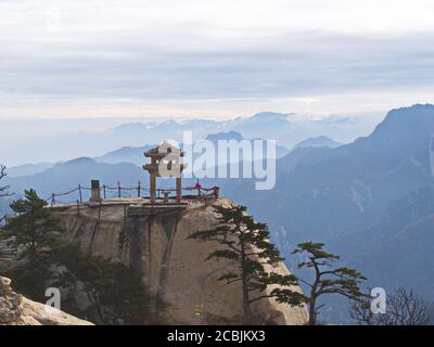 Berg Huashan in der Nähe der Stadt Xian. Der gefährlichste Weg und gekrönte Menschen in China. Der Berg Hua ist einer der fünf Großen Berge Chinas in Huayin Stockfoto