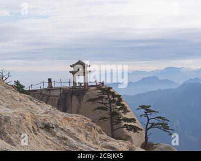 Berg Huashan in der Nähe der Stadt Xian. Der gefährlichste Weg und gekrönte Menschen in China. Der Berg Hua ist einer der fünf Großen Berge Chinas in Huayin Stockfoto