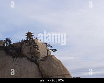 Berg Huashan in der Nähe der Stadt Xian. Der gefährlichste Weg und gekrönte Menschen in China. Der Berg Hua ist einer der fünf Großen Berge Chinas in Huayin Stockfoto