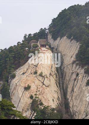 Berg Huashan in der Nähe der Stadt Xian. Der gefährlichste Weg und gekrönte Menschen in China. Der Berg Hua ist einer der fünf Großen Berge Chinas in Huayin Stockfoto