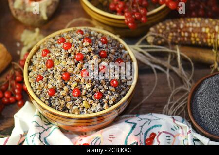 Zutaten für traditionelle Kutia. Tisch mit traditionellen ukrainischen Gerichten, um Weihnachten zu feiern. Kutya mit Weizen, Walnüssen und Rosinen auf ruschnyk Stockfoto