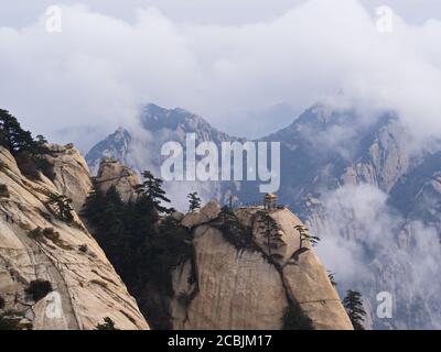 Berg Huashan in der Nähe der Stadt Xian. Der gefährlichste Weg und gekrönte Menschen in China. Der Berg Hua ist einer der fünf Großen Berge Chinas in Huayin Stockfoto