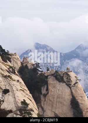 Berg Huashan in der Nähe der Stadt Xian. Der gefährlichste Weg und gekrönte Menschen in China. Der Berg Hua ist einer der fünf Großen Berge Chinas in Huayin Stockfoto