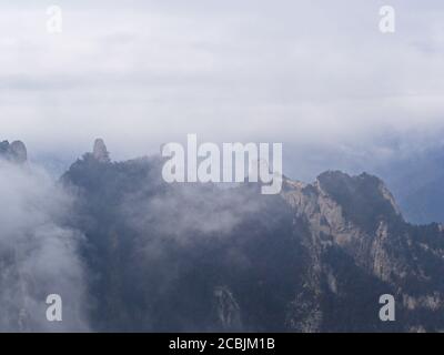 Berg Huashan in der Nähe der Stadt Xian. Der gefährlichste Weg und gekrönte Menschen in China. Der Berg Hua ist einer der fünf Großen Berge Chinas in Huayin Stockfoto