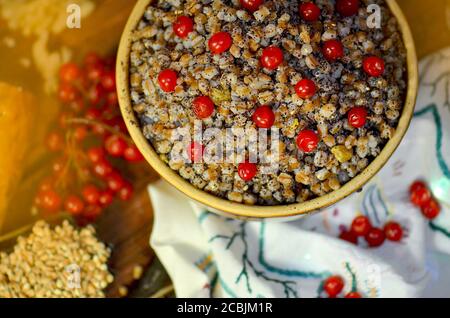 Kutya in Eve Urlaub. Weihnachtsbrei auf Holzhintergrund. Stockfoto