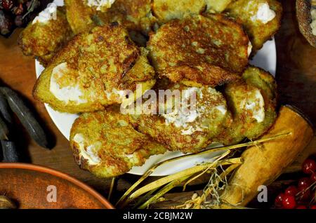 Naditional Ukrainische Gericht Kartoffel fritters deruny. Naitonal Gericht in der Ukraine. Pfannkuchen mit geriebenen Kartoffeln Stockfoto