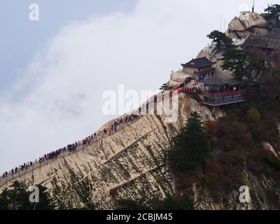 Berg Huashan in der Nähe der Stadt Xian. Der gefährlichste Weg und gekrönte Menschen in China. Der Berg Hua ist einer der fünf Großen Berge Chinas in Huayin Stockfoto