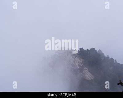 Berg Huashan in der Nähe der Stadt Xian. Der gefährlichste Weg und gekrönte Menschen in China. Der Berg Hua ist einer der fünf Großen Berge Chinas in Huayin Stockfoto