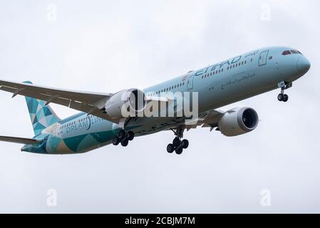 Flughafen London Heathrow, London, Großbritannien. August 2020. Etihad Boeing 787 Flugnummer EY19 von Abu Dhabi in spezieller 'Greenliner'-Lackierung, die den höheren Treibstoffverbrauch der modernen Flugzeuge unterstreicht Stockfoto