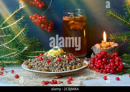 Weihnachten kutya mit kandierten Orange in Form eines Sterns. Kandierte Orange in Form eines Sterns auf dem Dessert Kutia. Uzvar trinken mit getrockneten Früchten fo Stockfoto