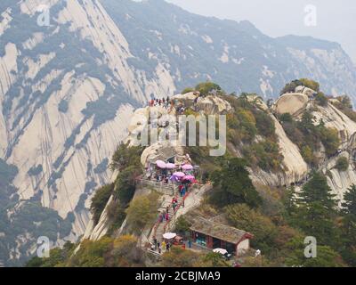 Berg Huashan in der Nähe der Stadt Xian. Der gefährlichste Weg und gekrönte Menschen in China. Der Berg Hua ist einer der fünf Großen Berge Chinas in Huayin Stockfoto